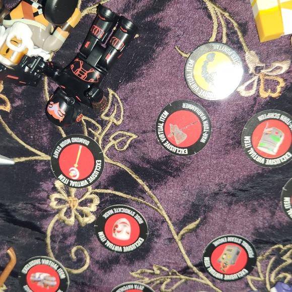 ROBLOX Jazwares LOT With 11 Codes 1 Unscratched ALL FIGURES SHOW No Separating - Picture 4 of 16